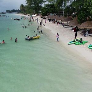 Madu Tiga Beach And Resort